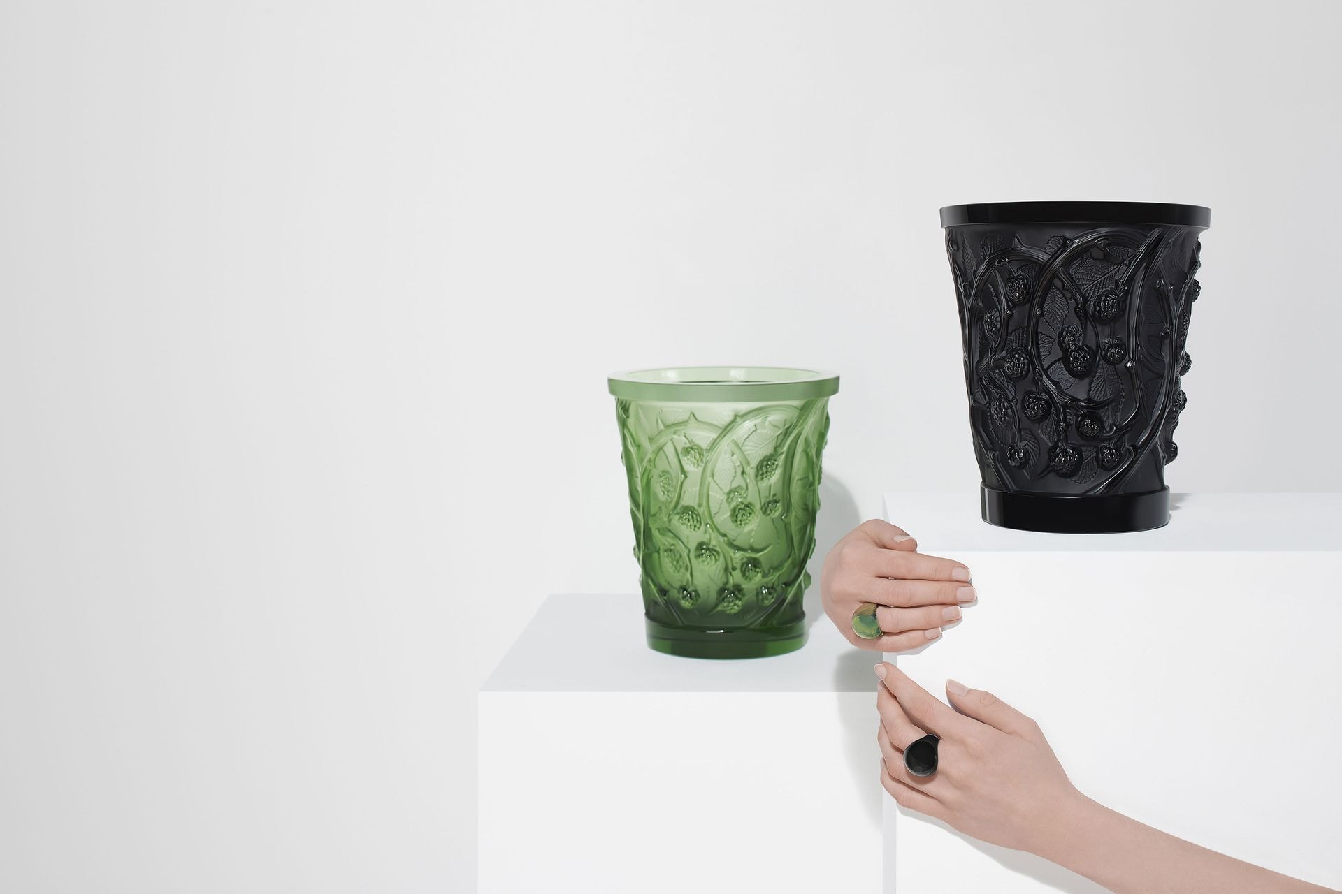 LR Mures medium vases Lifestyle visuals Image LALIQUE SA a549408fbe